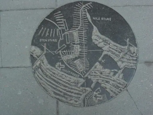 Photo 5: Detail · I trottoaren utanför Riksbanken