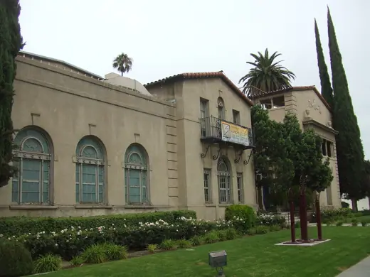 Photo 1: Exterior