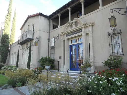 Photo 4: Exterior