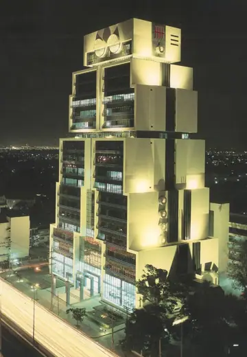 Photo 4: Exterior