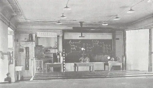 Photo 5: Interior · German Technical University in Prague - Classroom of physics