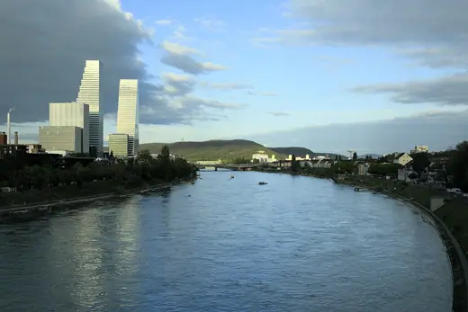 Photo 4: Exterior · Von der Wettsteinbrücke Richtung Osten, die beiden Hochhäuser links sind die Roche-Türme 2 und 1