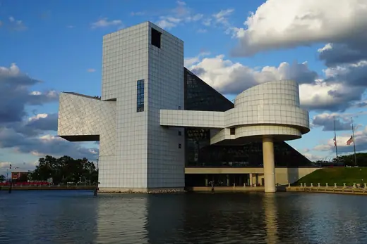 Photo 2: Interior · The Rock and Roll Hall of Fame and Museum in Cleveland , Ohio ( United States )