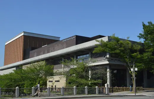 Photo 2: Exterior