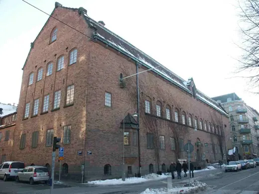 Photo 1: Exterior