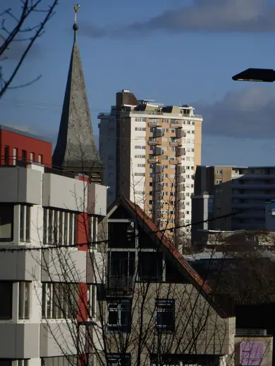 Photo 4: Exterior · Das Hochhaus "Romeo" mit seinen 19 Stockwerken war das erste Wohnhochhaus, das in Deutschland erbaut wurde