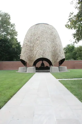 Photo 1: Exterior