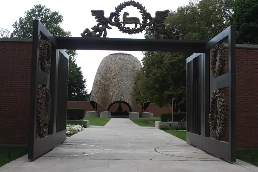 Photo 2: Exterior