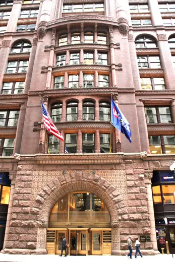 Photo 4: Exterior · Chicago - S LaSalle St - The Rookery (1888, 55 m) - Facade with portal