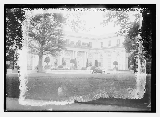 Photo 2: Exterior