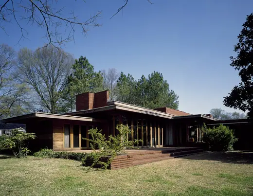 Photo 1: Exterior