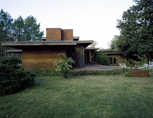 Photo 2: Exterior