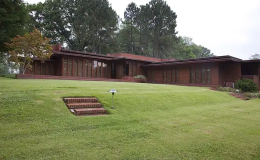 Photo 4: Exterior