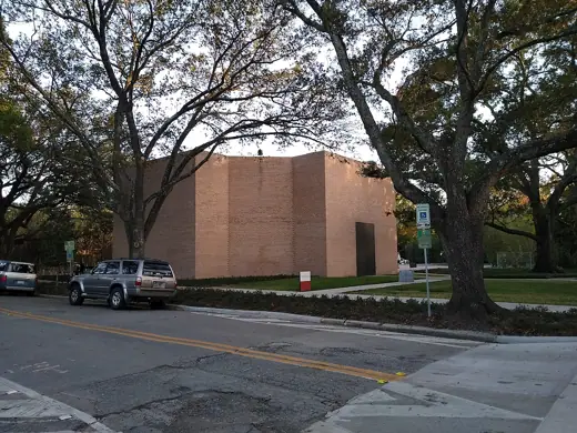 Photo 2: Exterior