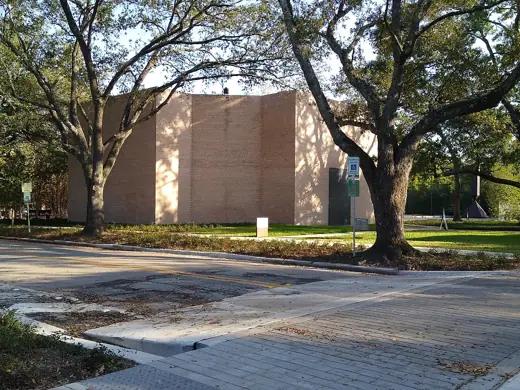 Photo 4: Exterior