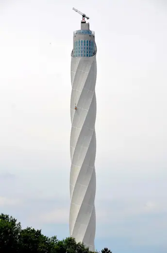 Photo 1: Exterior