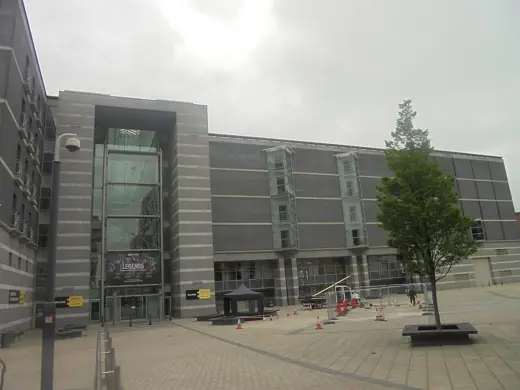 Photo 4: Exterior