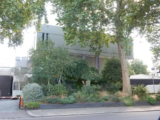 Photo 4: Exterior