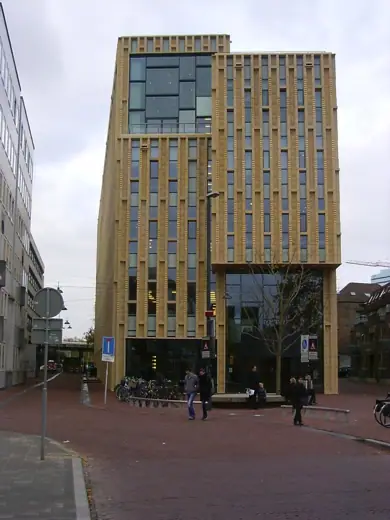Photo 1: Exterior