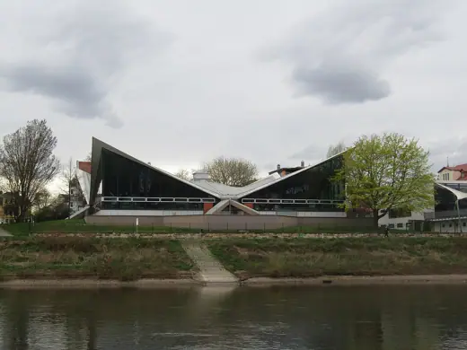 Photo 1: Exterior