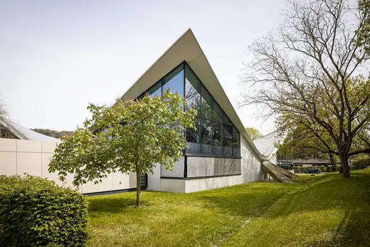 Photo 4: Exterior