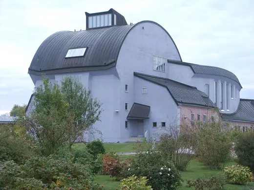 Photo 1: Exterior