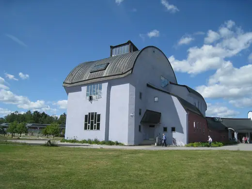 Photo 2: Exterior