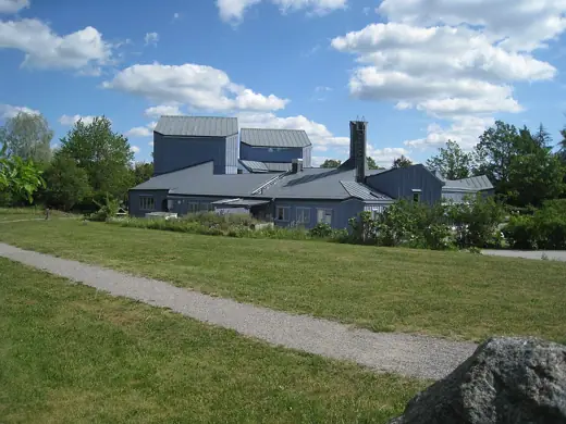Photo 3: Exterior