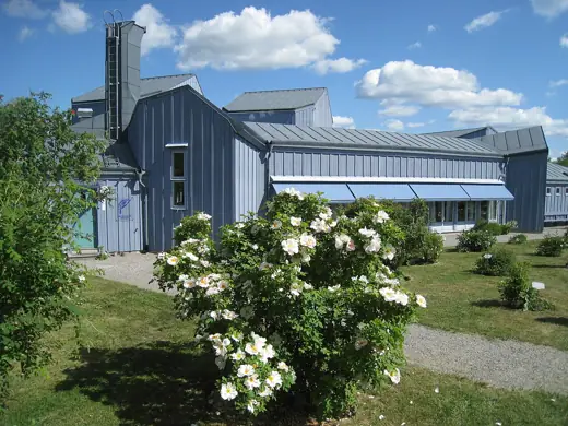 Photo 4: Exterior