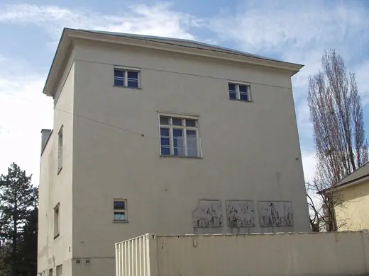 Photo 4: Exterior