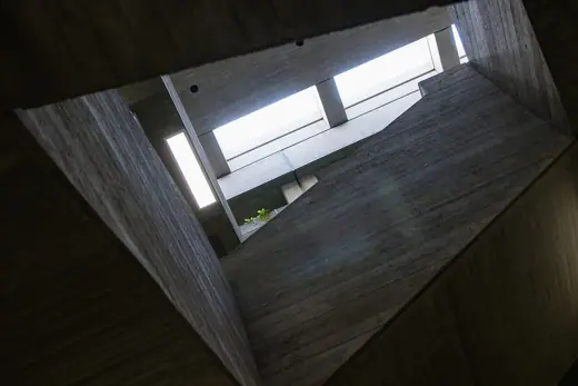 Photo 4: Interior · Foyer und Treppenhaus der Universitätsbibliothek Bochum