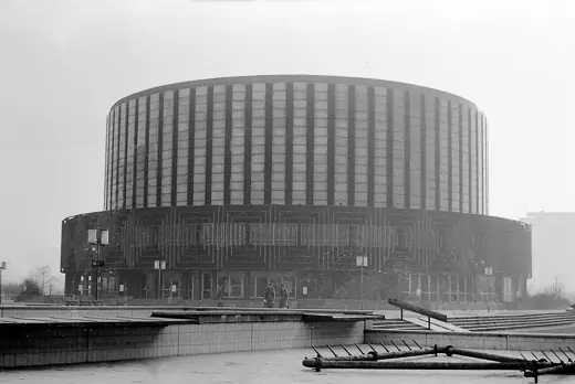 Photo 2: Exterior