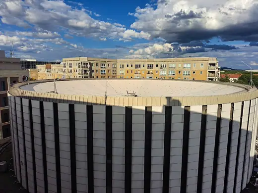 Photo 1: Exterior