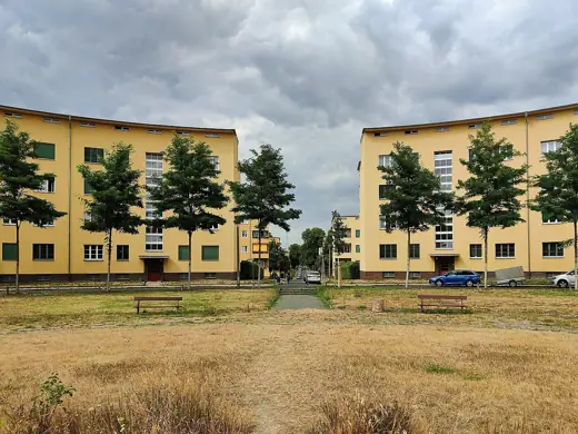 Photo 1: Exterior
