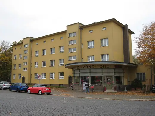 Photo 4: Exterior