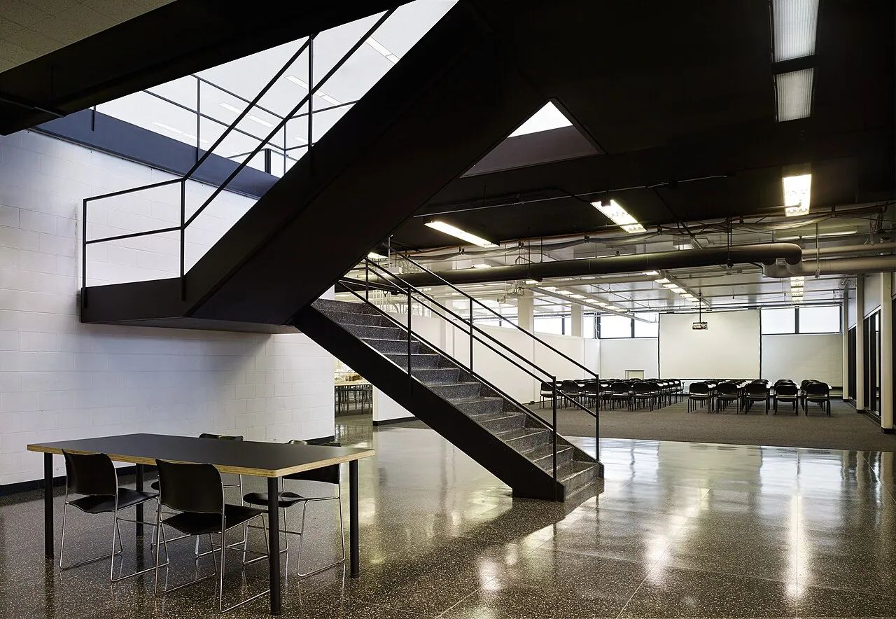 S. R. Crown Hall: Interior · Zona de les escales per pujar a la segona planta