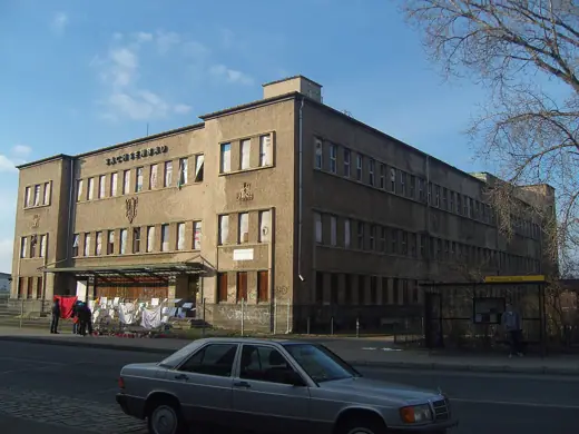 Photo 1: Exterior