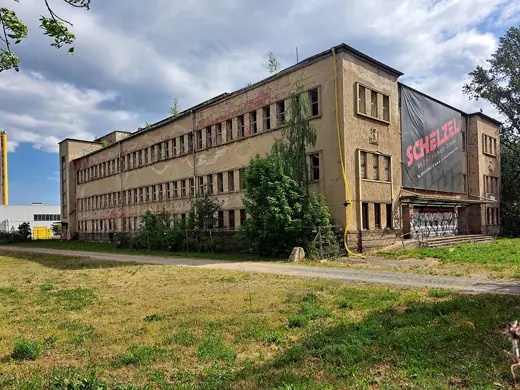 Photo 3: Exterior