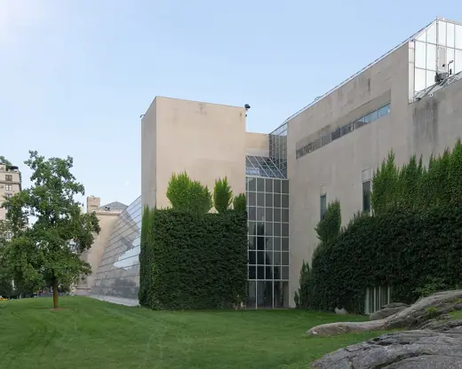Photo 1: Exterior