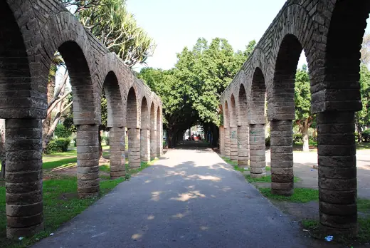 Photo 3: Exterior