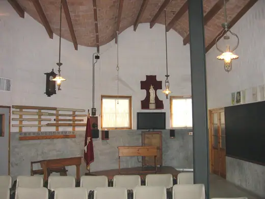 Photo 6: Interior · Interior de las Escuelas de la Sagrada Familia