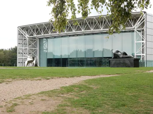 Photo 4: Exterior
