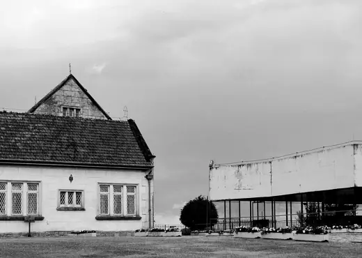 Photo 2: Exterior
