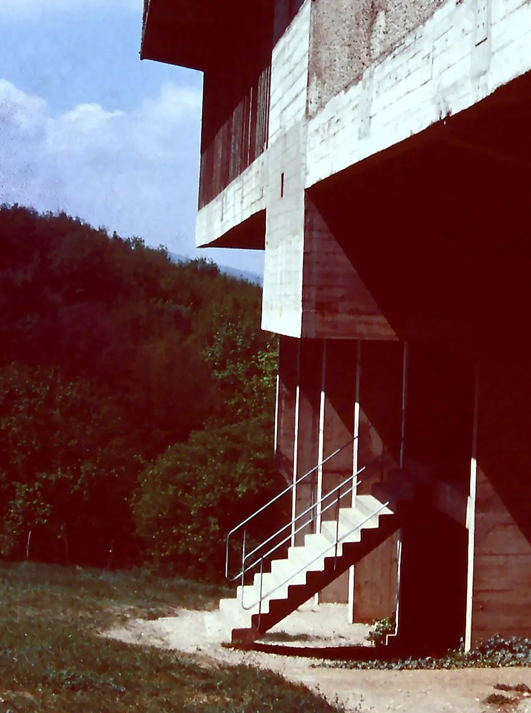 Sainte-Marie de La Tourette: Exterior · Abgang aus dem Untergeschoss