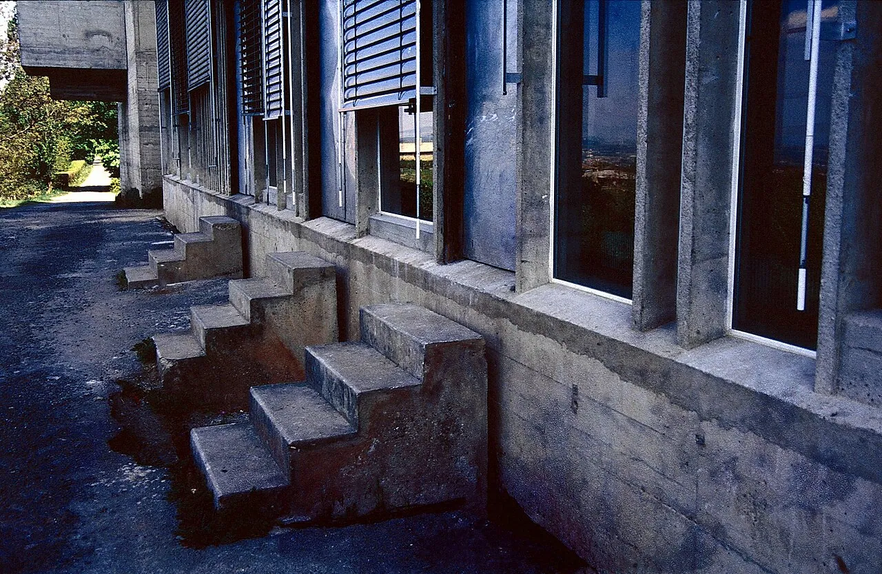 Sainte-Marie de La Tourette: Exterior · Concrete stairs in front of the refectory, with the church and it´s bulged organ-construction in the back