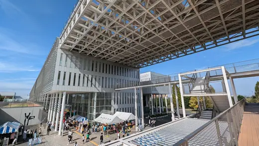Photo 4: Exterior