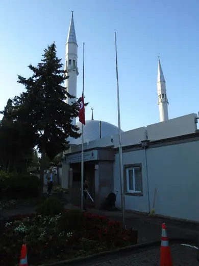 Photo 2: Exterior