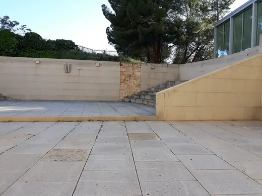 Photo 3: Exterior