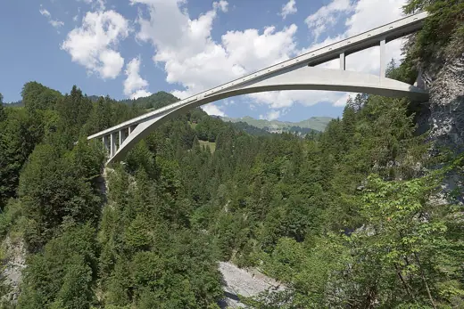 Photo 1: Context