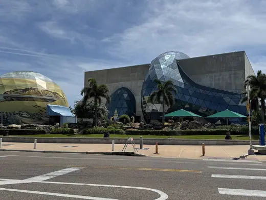 Photo 3: Exterior